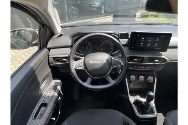Dacia Sandero Stepway (2023) thumbnail 3