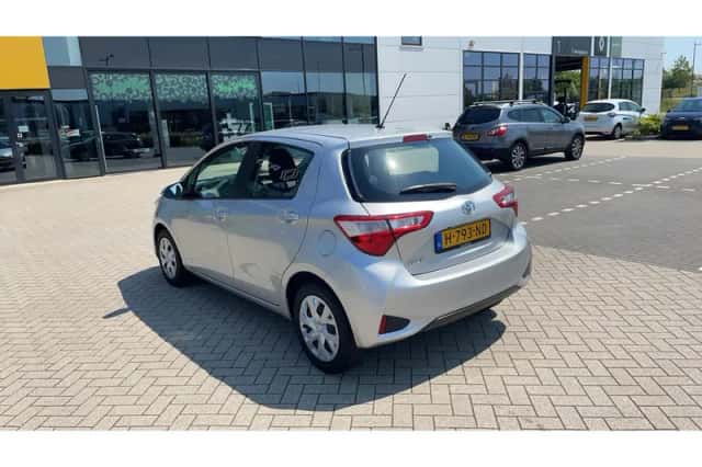 Toyota Yaris (2020) thumbnail 2