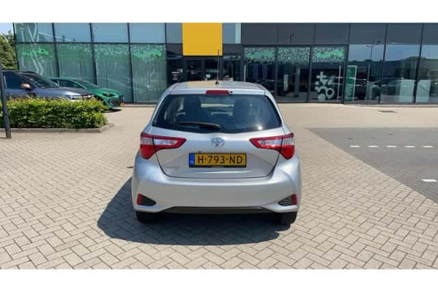 Toyota Yaris (2020) thumbnail 3