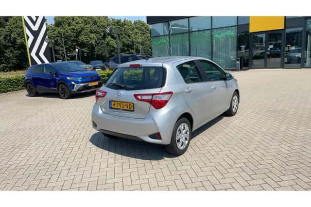 Toyota Yaris (2020) thumbnail 4
