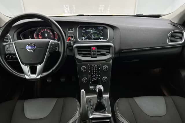 Volvo V40 (2016) thumbnail 3