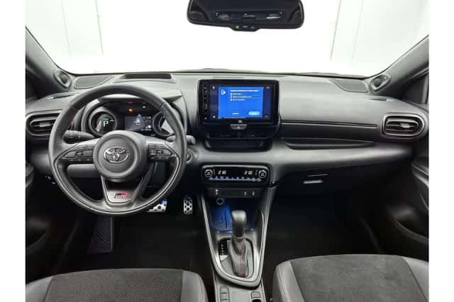 Toyota Yaris (2023) thumbnail 3
