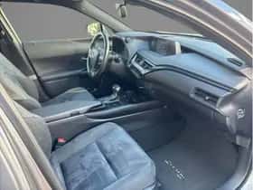 Lexus UX (2020) thumbnail 9