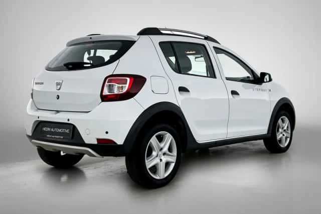 Dacia Sandero Stepway (2015) thumbnail 2