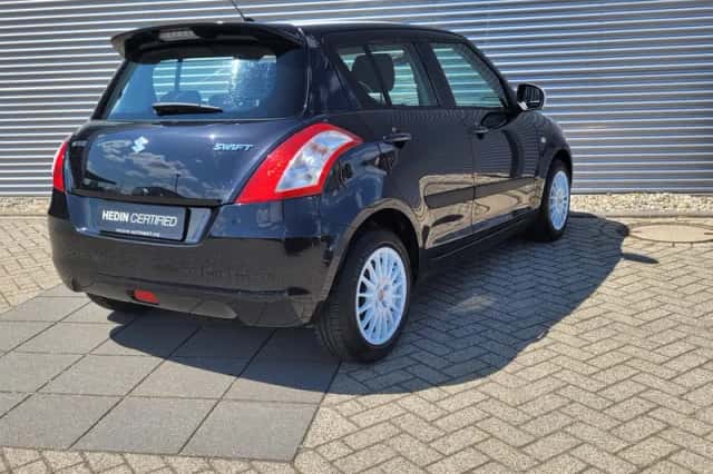 Suzuki Swift (2014) thumbnail 2