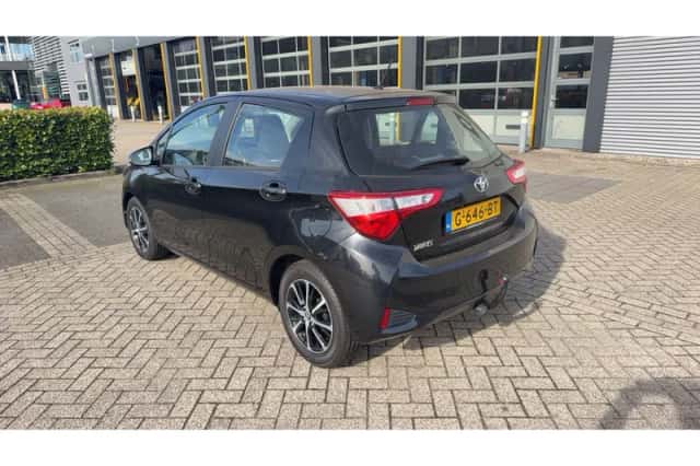Toyota Yaris (2019) thumbnail 2