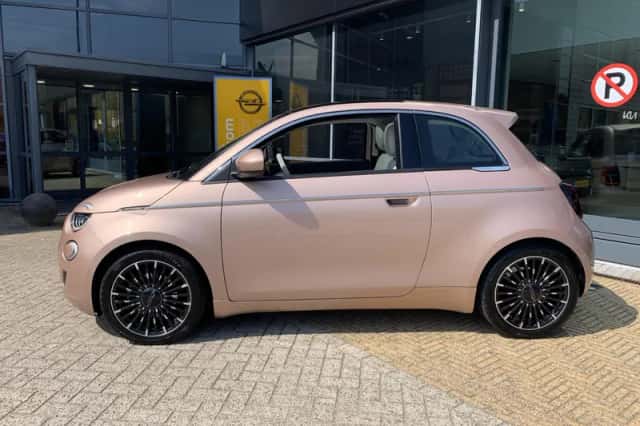 Fiat 500e (2022) thumbnail 2
