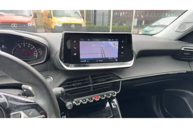 Peugeot 2008 (2021) thumbnail 10
