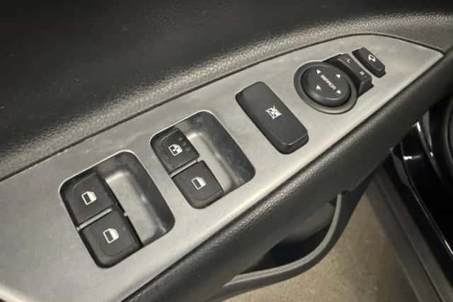 Kia Stonic (2021) thumbnail 23