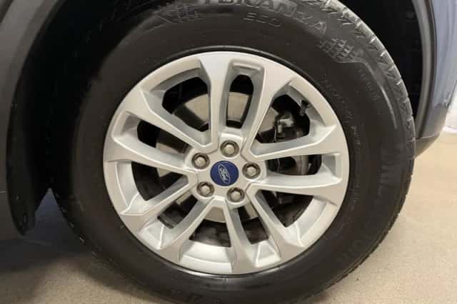Ford Kuga (2022) thumbnail 5