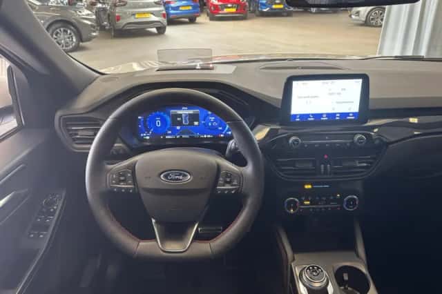 Ford Kuga (2023) thumbnail 3