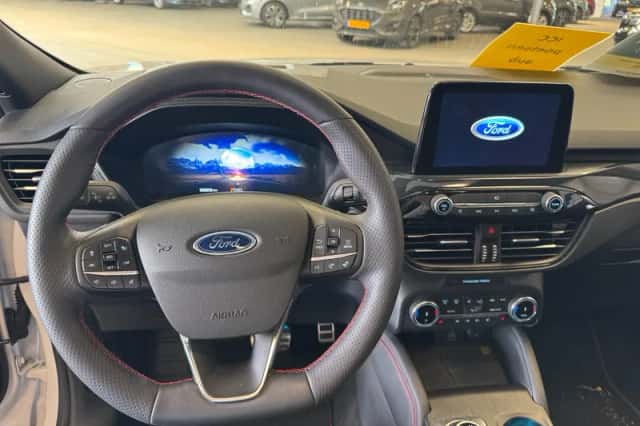 Ford Kuga (2023) thumbnail 3