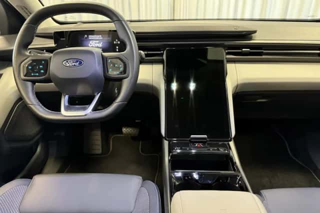 Ford Explorer (2025) thumbnail 3