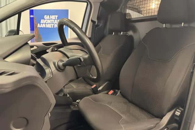 Ford Transit Courier (2022) thumbnail 19