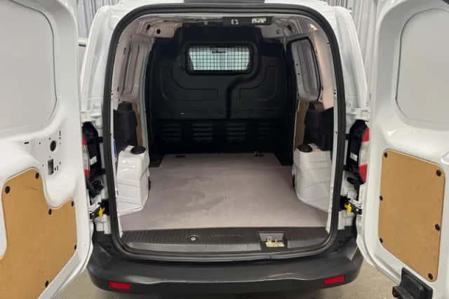Ford Transit Courier (2022) thumbnail 21
