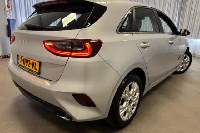 Kia Ceed (2023) thumbnail 2