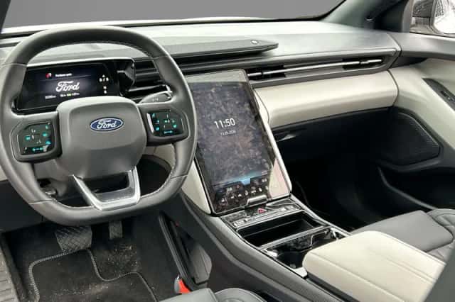 Ford Explorer (2025) thumbnail 3