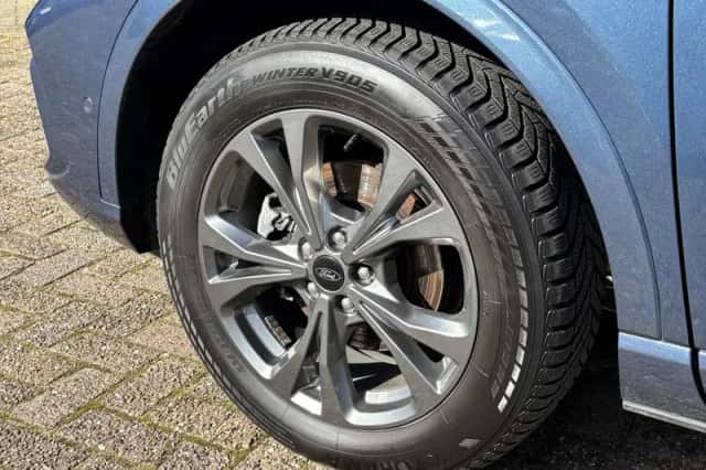 Ford Kuga (2023) thumbnail 5