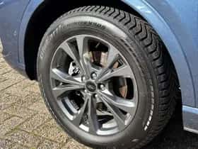 Ford Kuga (2023) thumbnail 5