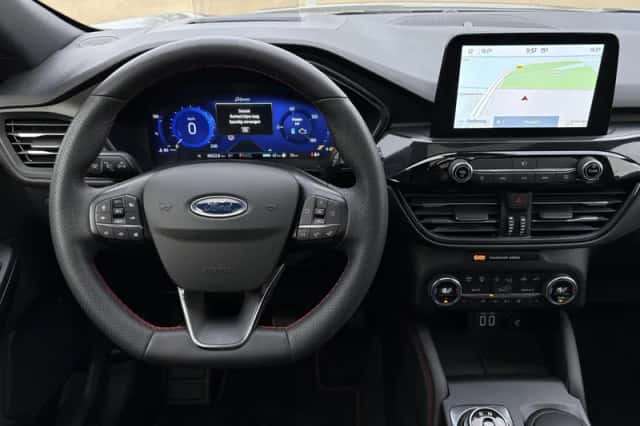 Ford Kuga (2022) thumbnail 3