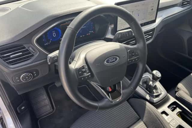Ford Focus (2023) thumbnail 3