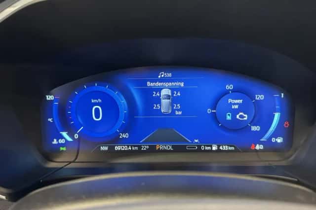 Ford Kuga (2023) thumbnail 3