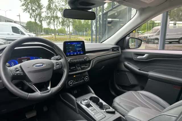 Ford Kuga (2022) thumbnail 3