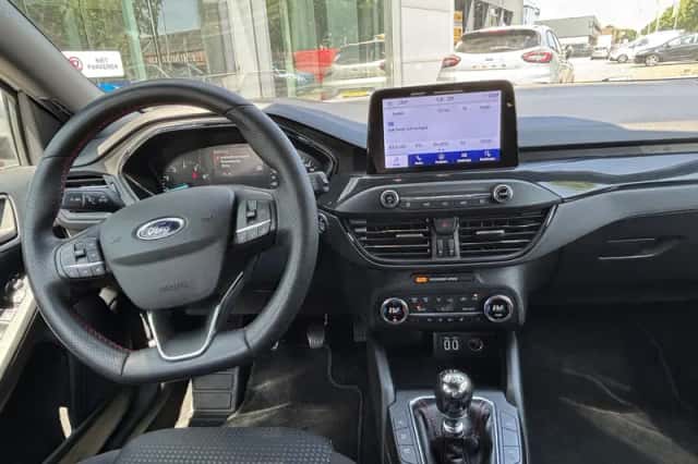 Ford Focus (2021) thumbnail 3