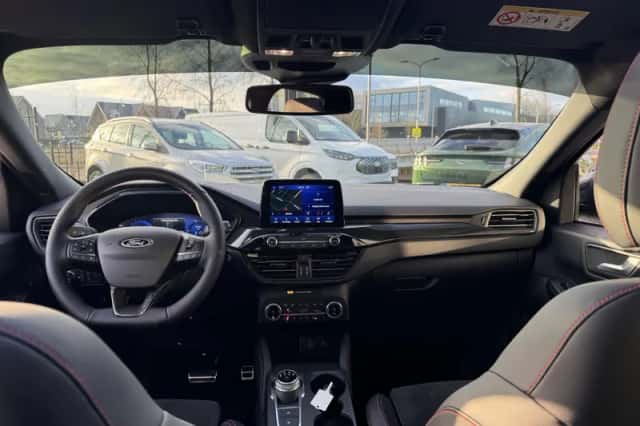Ford Kuga (2023) thumbnail 3