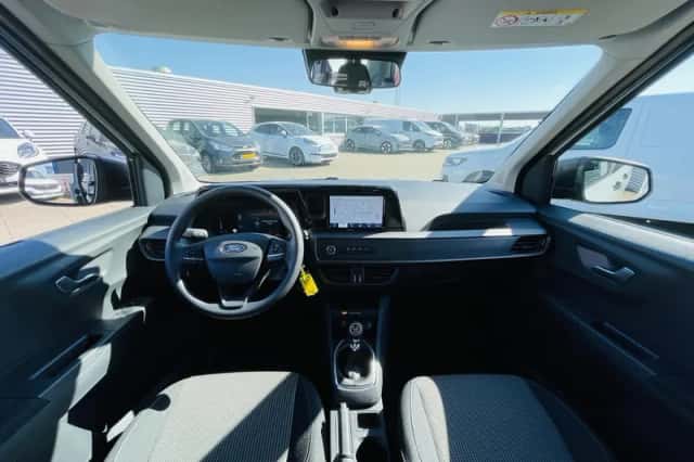 Ford Transit Courier (2024) thumbnail 3