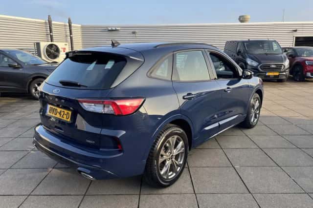 Ford Kuga (2023) thumbnail 2