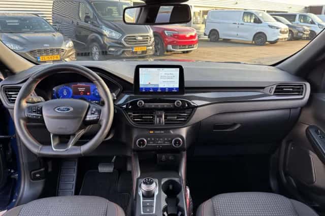 Ford Kuga (2023) thumbnail 3
