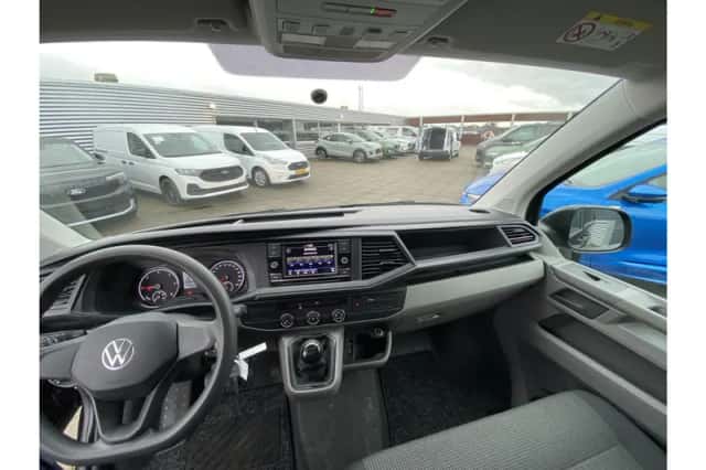 Volkswagen Transporter (2023) thumbnail 3