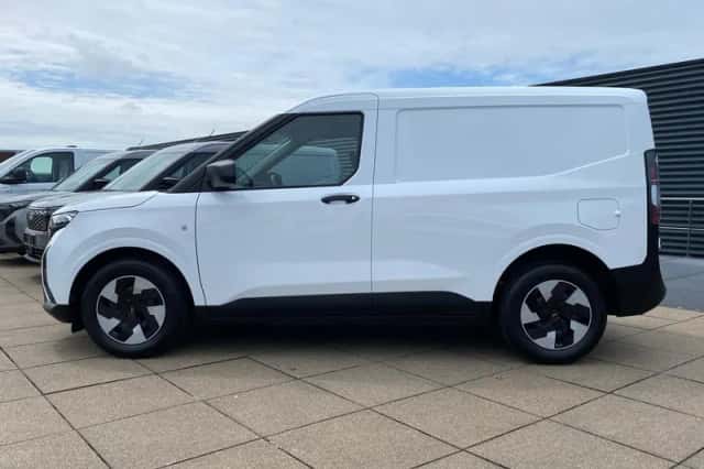 Ford E-Transit Courier (2026) thumbnail 2