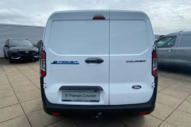 Ford E-Transit Courier (2026) thumbnail 5