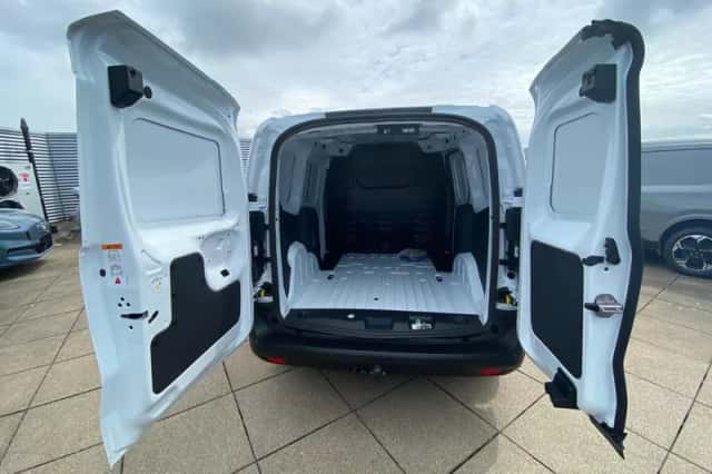 Ford E-Transit Courier (2026) thumbnail 6