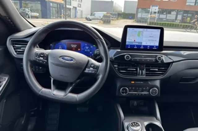 Ford Kuga (2023) thumbnail 3