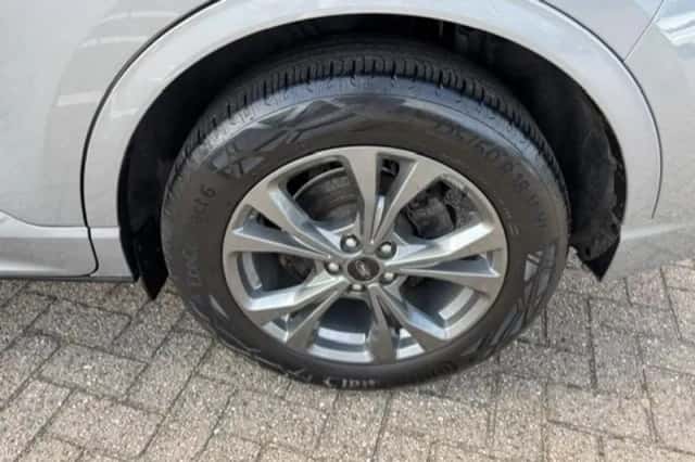 Ford Kuga (2023) thumbnail 4