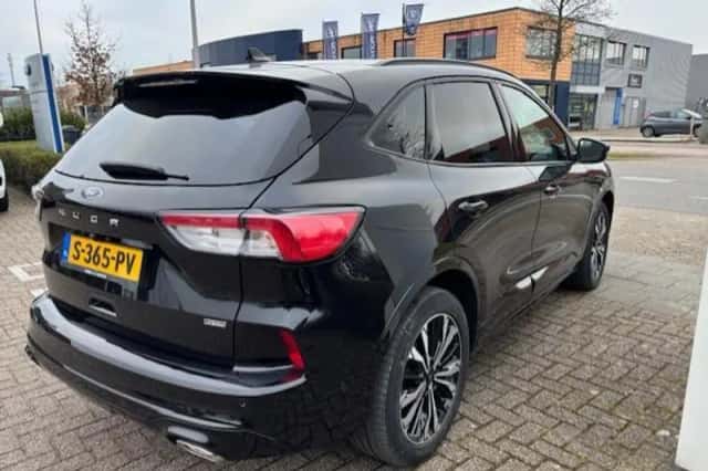 Ford Kuga (2023) thumbnail 2