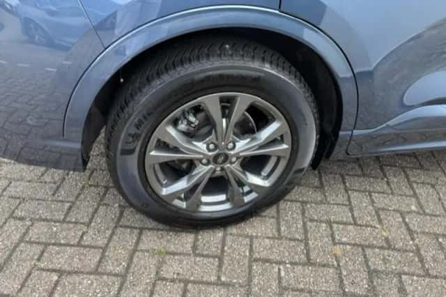 Ford Kuga (2022) thumbnail 4