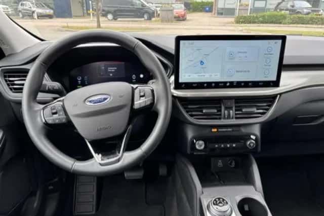 Ford Kuga (2024) thumbnail 3