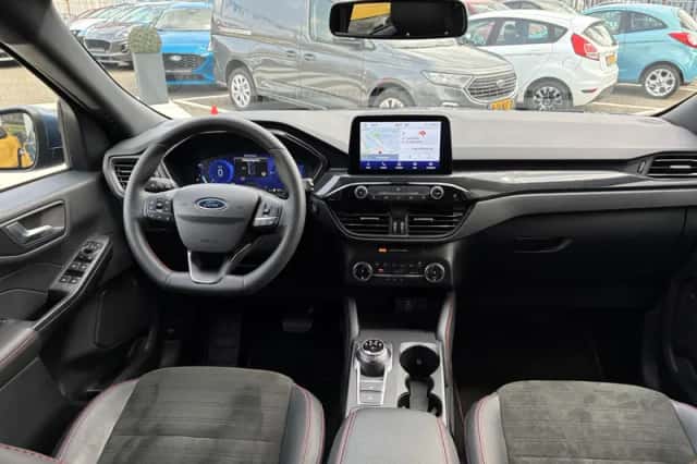 Ford Kuga (2023) thumbnail 3