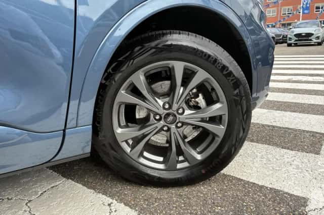 Ford Kuga (2023) thumbnail 5