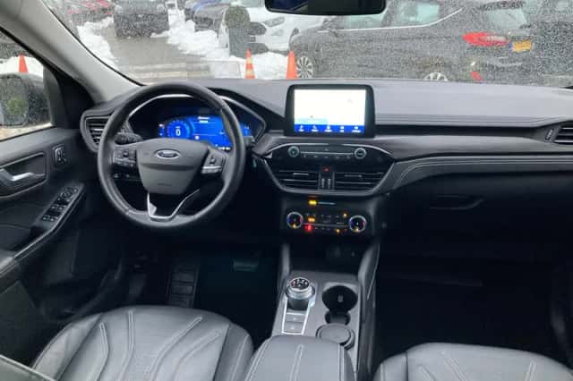 Ford Kuga (2023) thumbnail 3