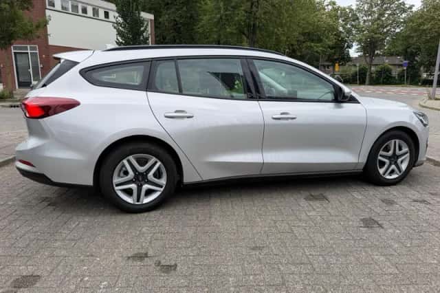 Ford Focus (2022) thumbnail 3