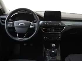 Ford Focus (2021) thumbnail 2