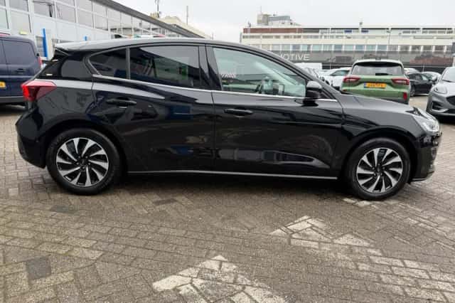 Ford Focus (2022) thumbnail 3