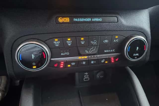 Ford Kuga (2023) thumbnail 3