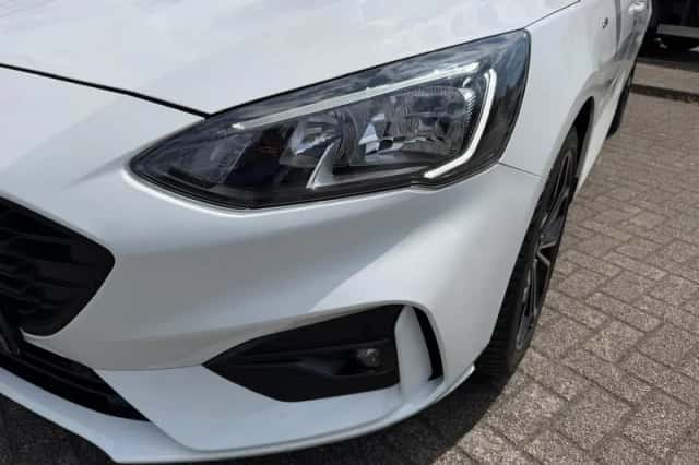 Ford Focus (2021) thumbnail 5
