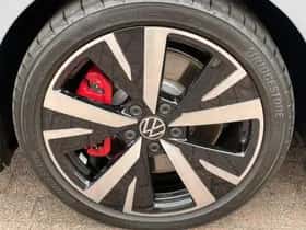 Volkswagen Golf (2024) thumbnail 4
